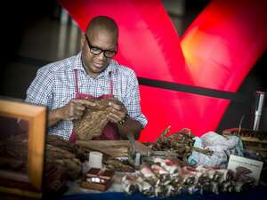 Juan Carlos Mila Menendez - Eventkünstler und Zigarrendreher